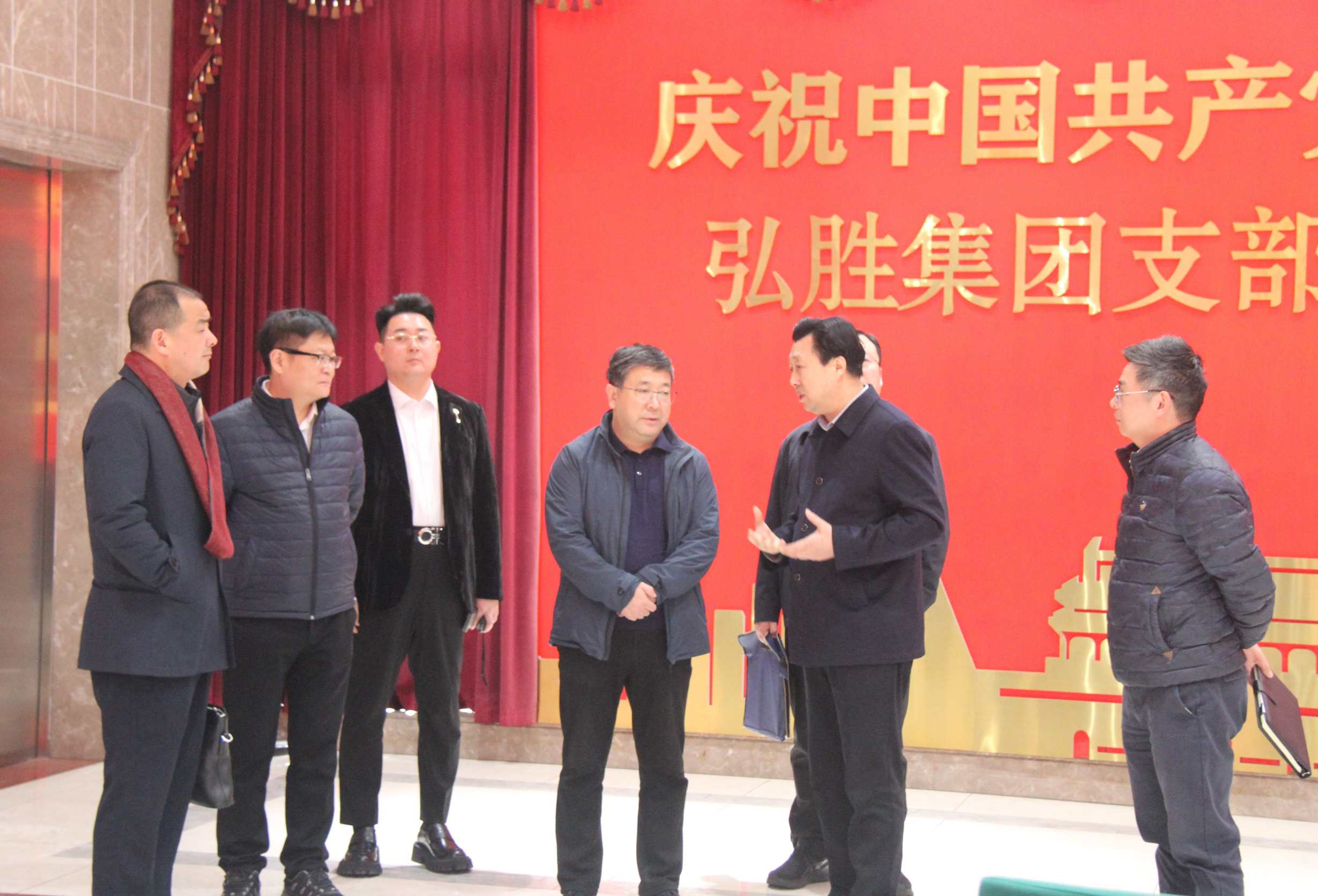中國國家鐵路集團有限公司貨運部負責(zé)人周世暾、貨運價格處處長肖睿、貨運營銷處副處長何杰一行在中國鐵路廣州局集團貨運部主任張軼弘、副主任羅盛秋、廣深鐵路物流中心主任宋海濤、廣州鐵路物流中心總經(jīng)理魯尚鋒的陪同下蒞臨弘勝集團調(diào)研指導(dǎo)交流.JPG